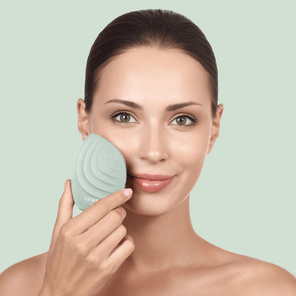 Фото товару: Електронна ультразвукова щітка для обличчя GESKE Sonic Facial Brush 5в1 green № 3