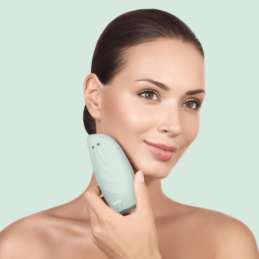 Фото товару: Очищувальна щітка для обличчя GESKE Sonic Thermo Facial Brush&Face-Lifter 8в1 green № 3