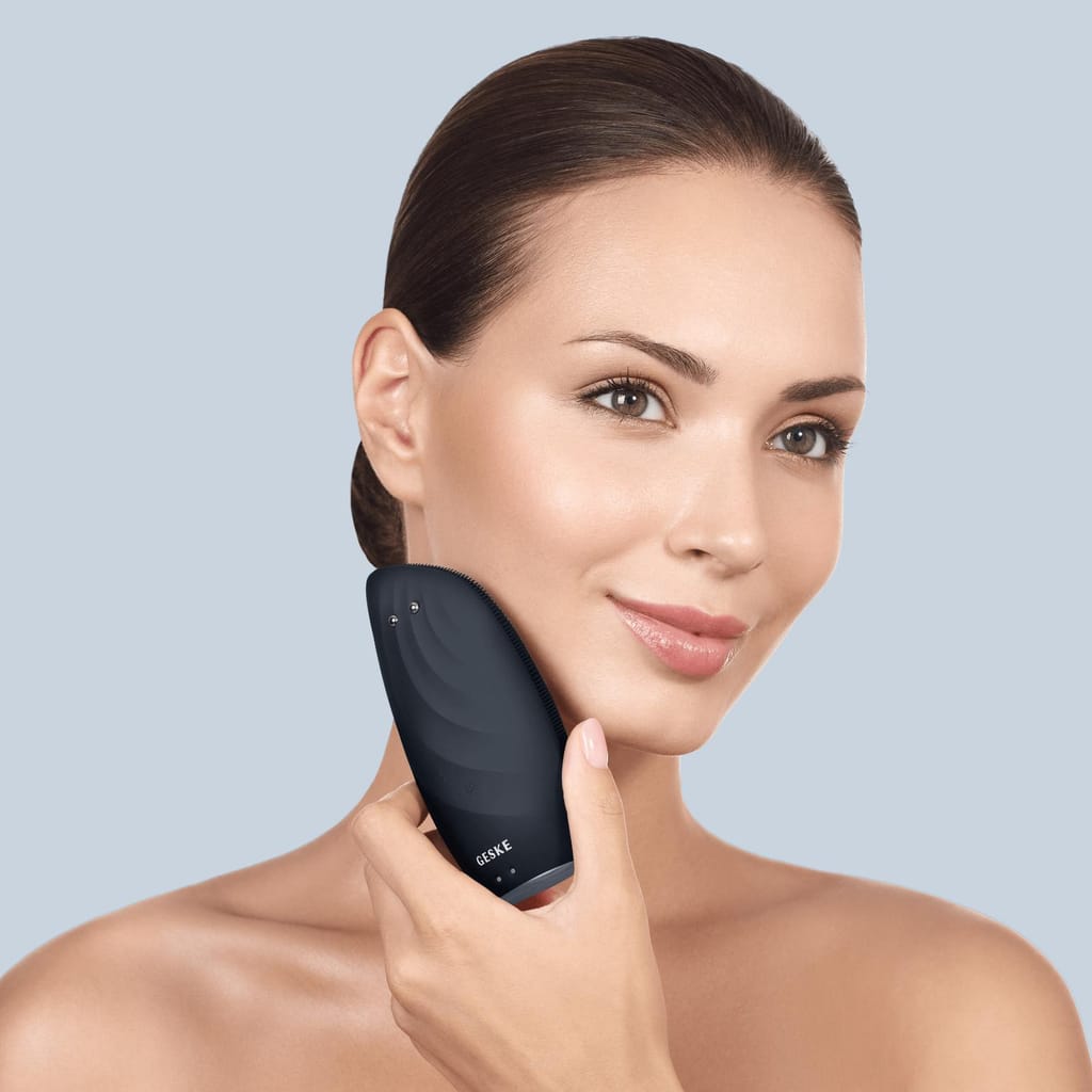 Фото товару: Очищувальна щітка для обличчя GESKE Sonic Thermo Facial Brush&Face-Lifter 8в1 black № 3