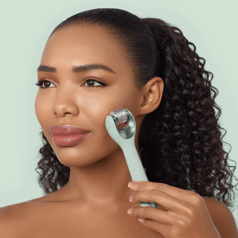 Фото товару: Електронний ролер для обличчя з мікроголками GESKE MicroNeedle Face Roller 9в1 green № 3