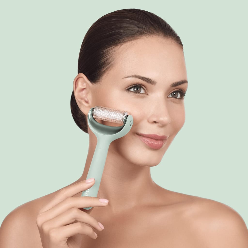 Фото товару: Електронний ролер для обличчя та тіла з мікроголками GESKE MicroNeedle Face&Body Roller 8в1 green № 3