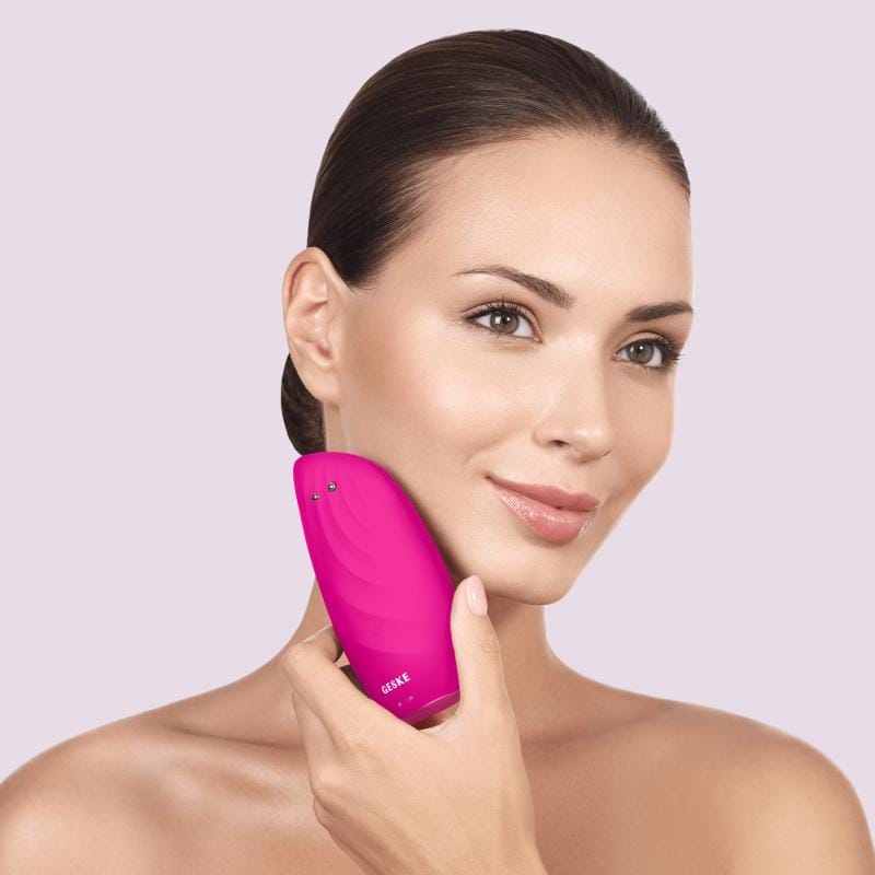 Фото товару: Очищувальна щітка для обличчя GESKE Sonic Thermo Facial Brush&Face-Lifter 8в1 magenta № 3