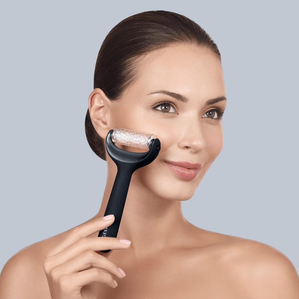 Фото товару: Електронний ролер для обличчя та тіла з мікроголками GESKE MicroNeedle Face&Body Roller 8в1 black № 3