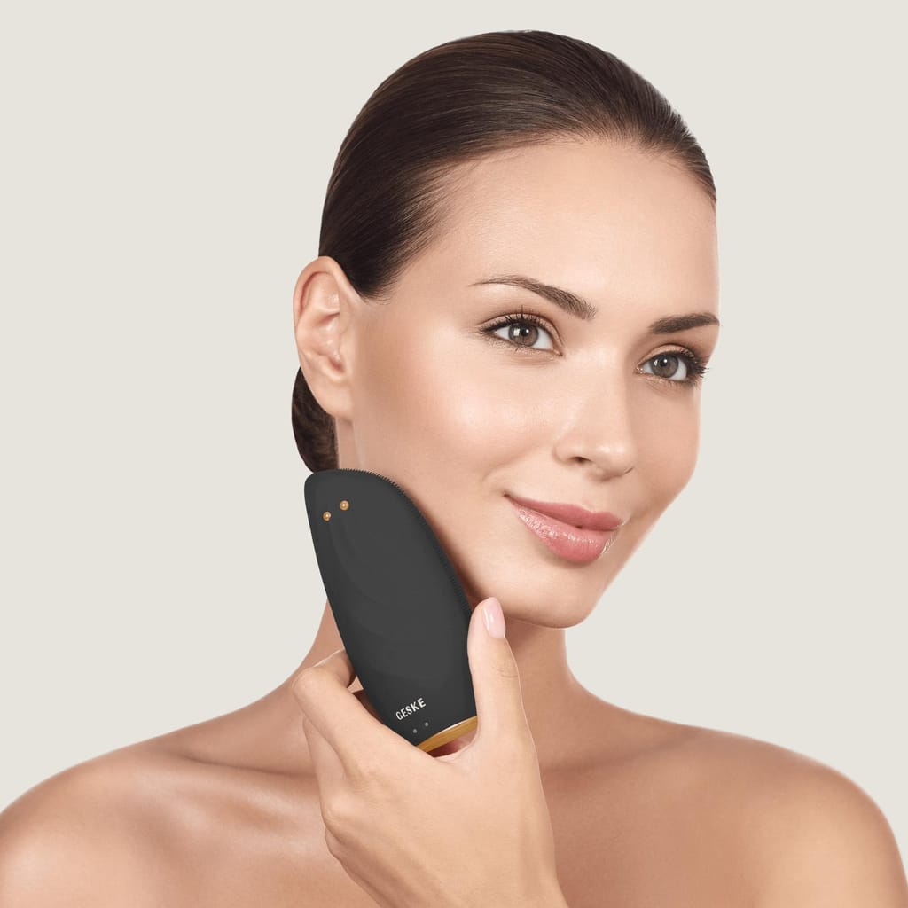 Фото товару: Очищувальна щітка для обличчя GESKE Sonic Thermo Facial Brush&Face-Lifter 8в1 gray № 3