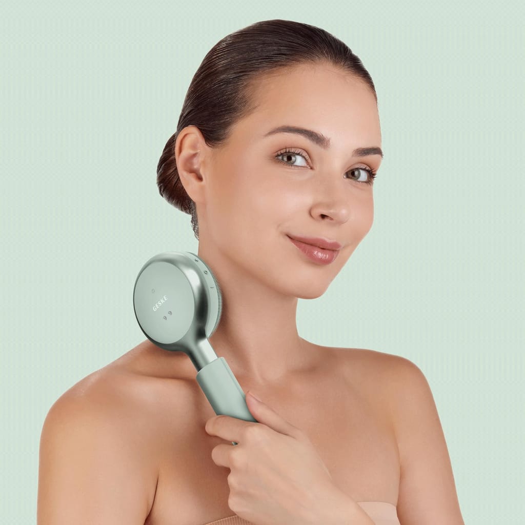 Фото товару: Звукова світлодіодна щітка для всього тіла GESKE Sonic LED Full-Body Brush&Intensive Exfoliator 9в1 green № 3