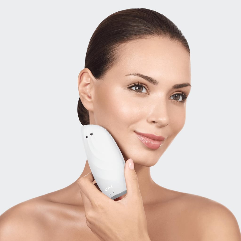 Фото товару: Очищувальна щітка для обличчя GESKE Sonic Thermo Facial Brush&Face-Lifter 8в1 white № 3